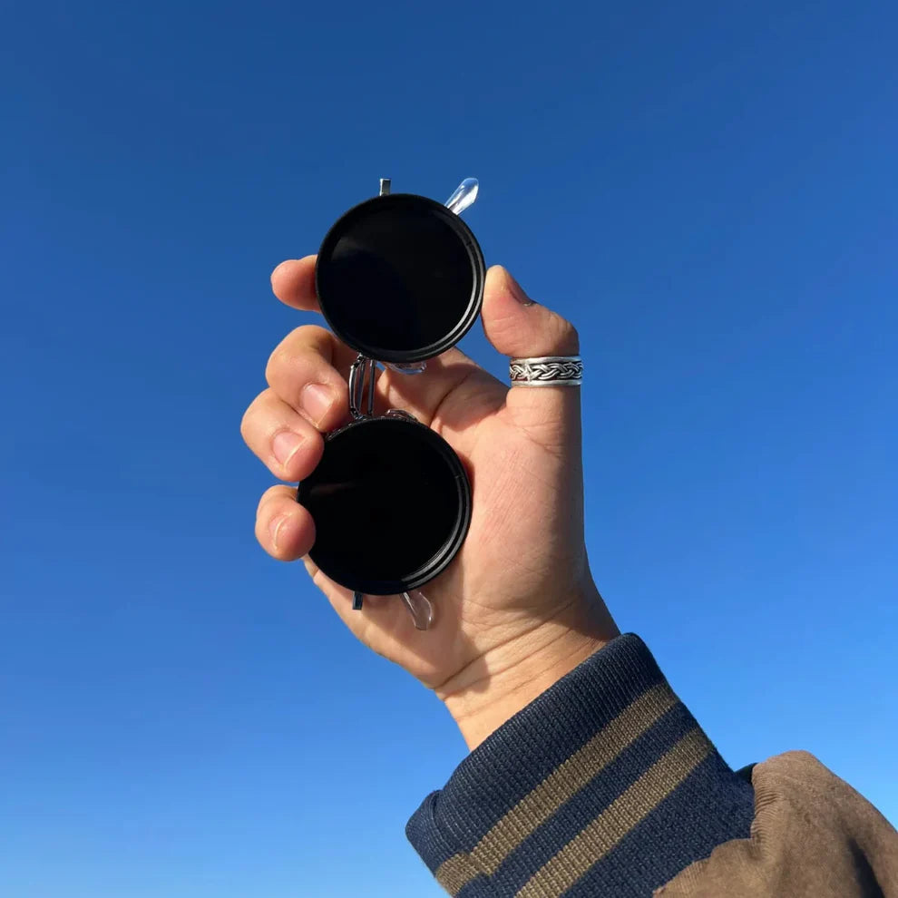 verstellbare Sonnenbrille mit schwarzen Gläsern